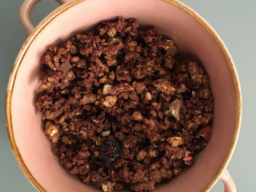 Házi készítésű granola csokoládéval és kakaóbab törettel