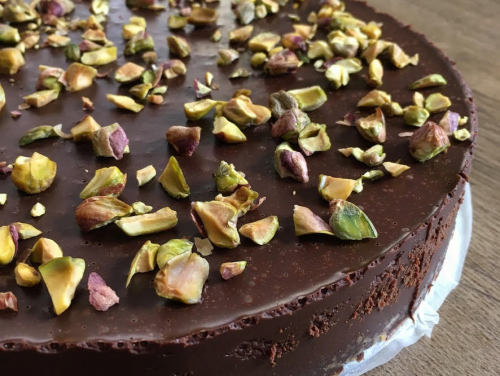 Sós karamellás trüffel torta – sütés nélkül, rengeteg csokival